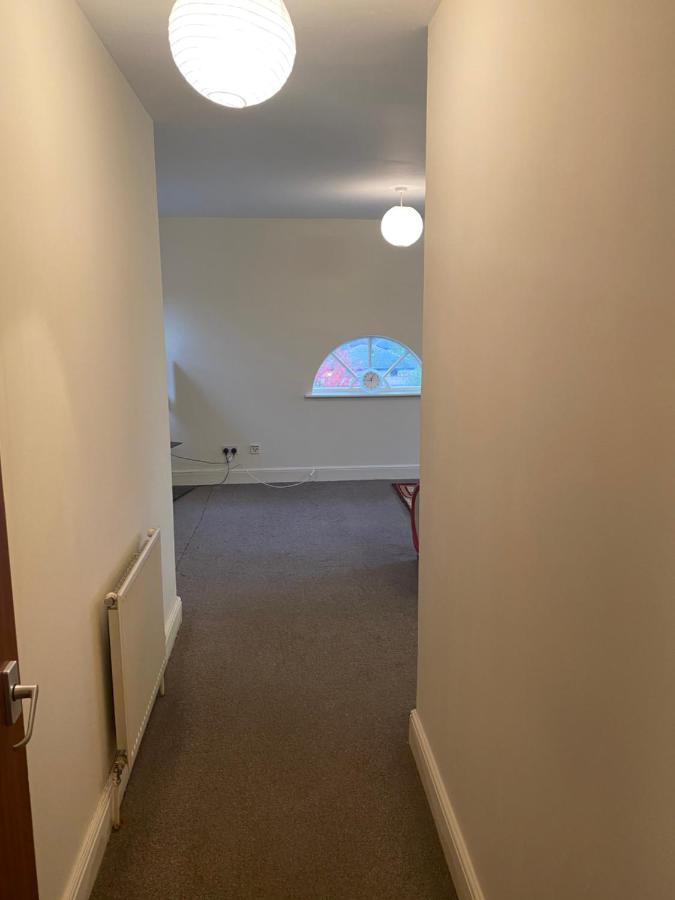 Spacious Neat Penthouse Apartment With Great View In London Exterior photo